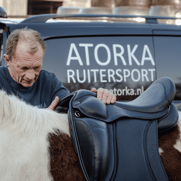 Past je zadel echt wel op de rug van je paard